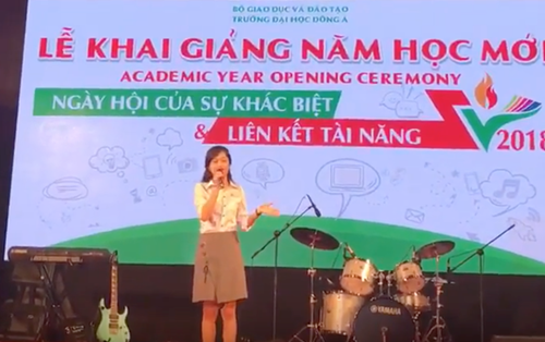 Nữ sinh viên khoa du lịch tự tin trong phần thi hùng biện nhân dịp chào mừng lễ khai giảng